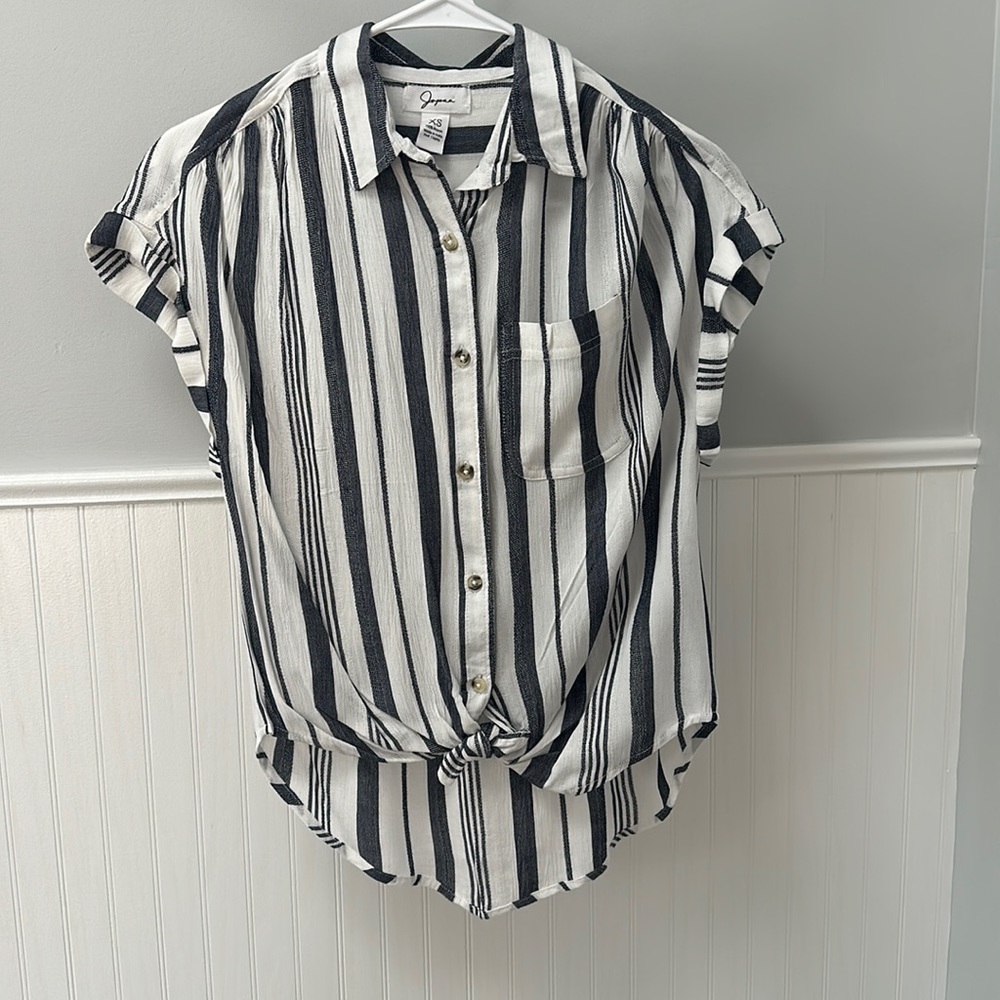 Adorable XS Short-Sleeve Blouse